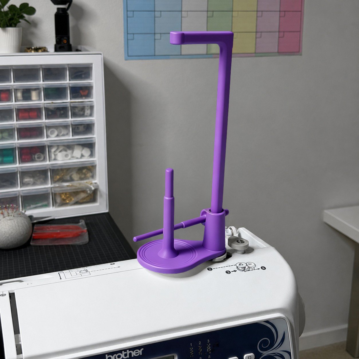 🔥LAST DAY 50% OFF -- 🧵Large Capacity Thread Spool Stand🪡(Compatible With Most Sewing Machines In US Markets)
