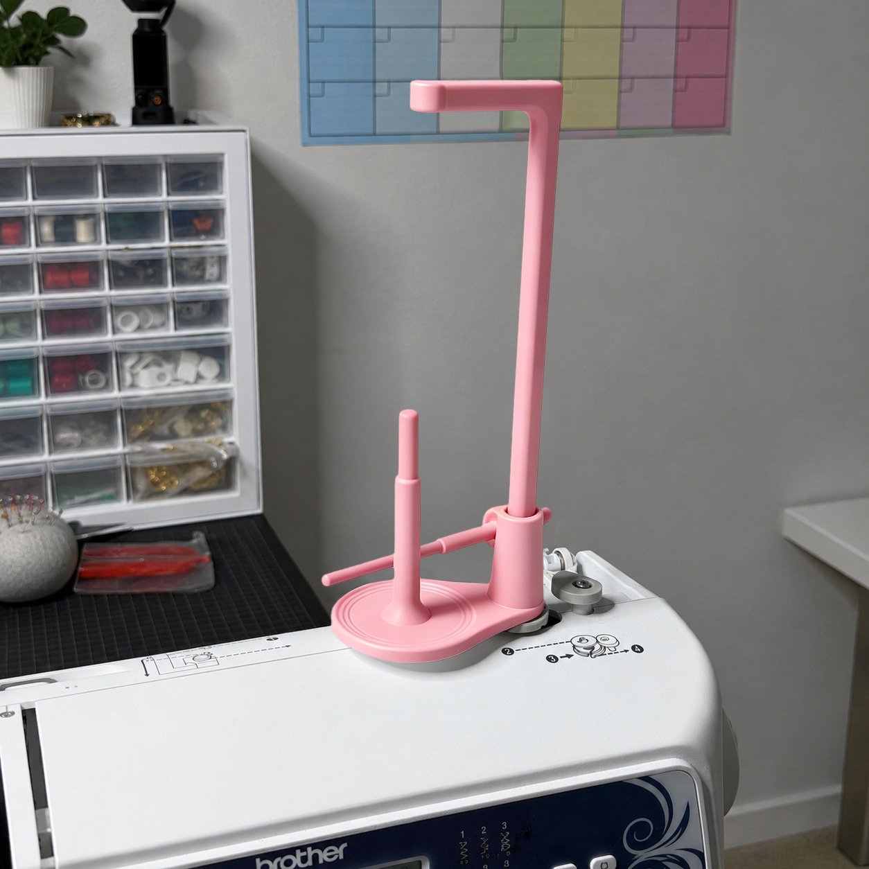 🔥LAST DAY 50% OFF -- 🧵Large Capacity Thread Spool Stand🪡(Compatible With Most Sewing Machines In US Markets)