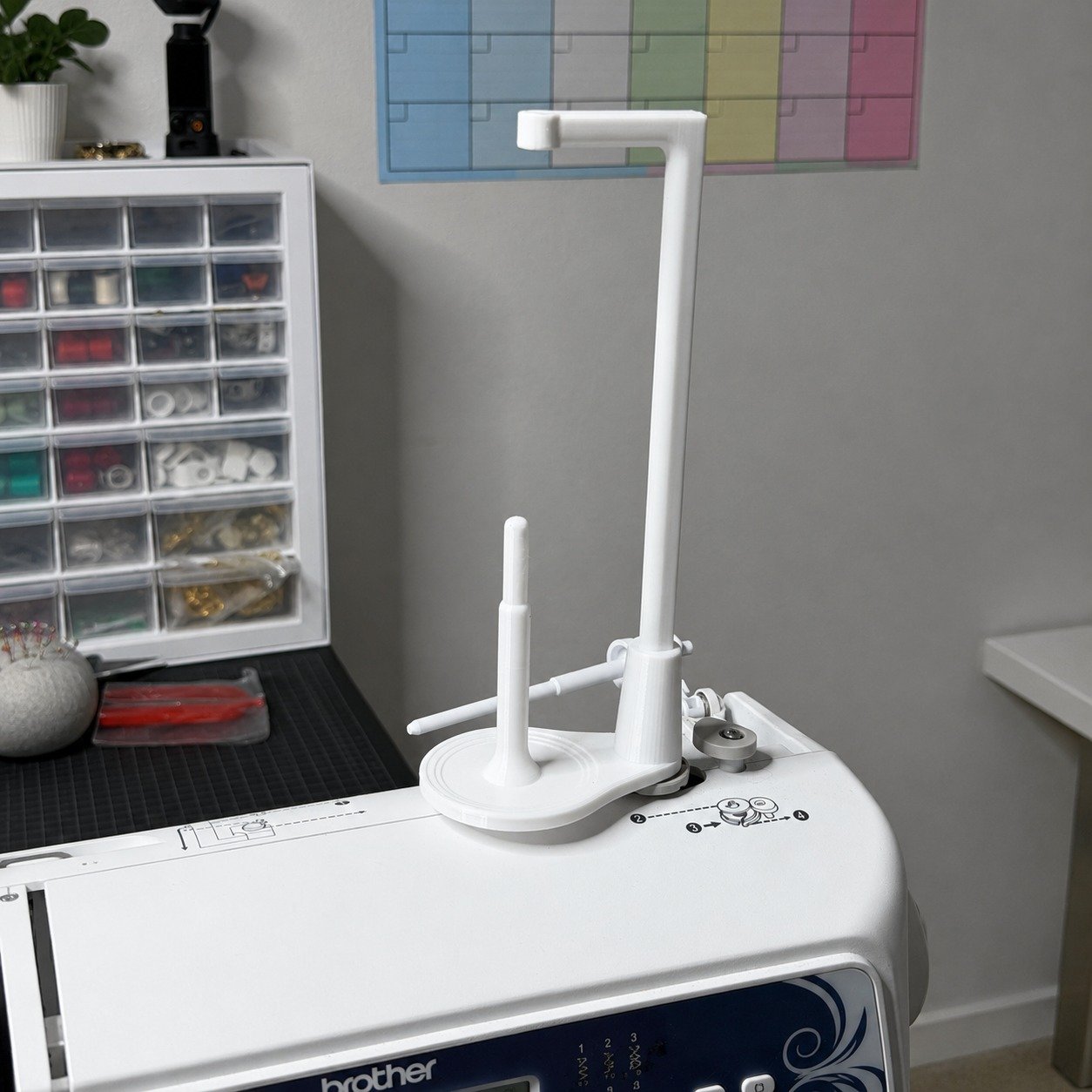 🔥LAST DAY 50% OFF -- 🧵Large Capacity Thread Spool Stand🪡(Compatible With Most Sewing Machines In US Markets)