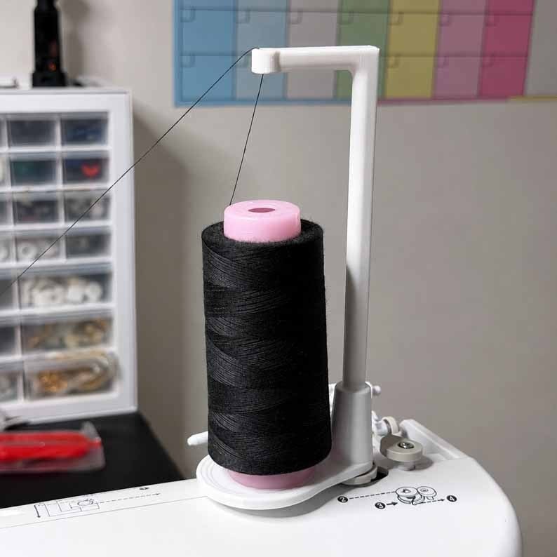 🔥LAST DAY 50% OFF -- 🧵Large Capacity Thread Spool Stand🪡(Compatible With Most Sewing Machines In US Markets)