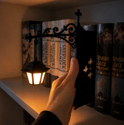 🔥Last Day 50% OFF📚Library Mini Bookshelf Lantern Lamp | Vintage Hanging LED Light・Book Nook Decor・Clip-On Design