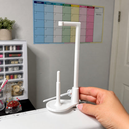 🔥LAST DAY 50% OFF -- 🧵Large Capacity Thread Spool Stand🪡(Compatible With Most Sewing Machines In US Markets)