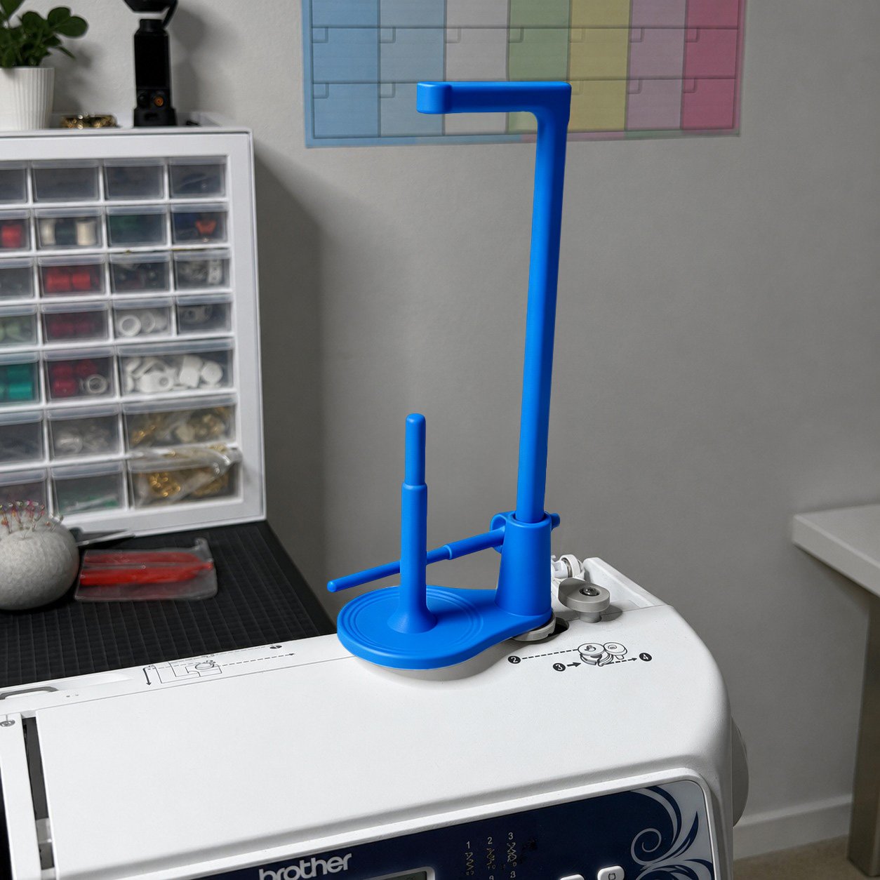 🔥LAST DAY 50% OFF -- 🧵Large Capacity Thread Spool Stand🪡(Compatible With Most Sewing Machines In US Markets)